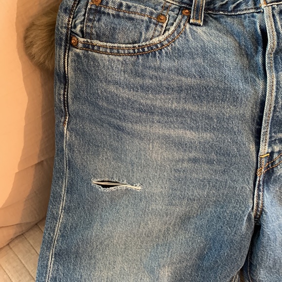 NWT Levi’s premium ribcage straight ankle distressed med wash 28” - Picture 6 of 16